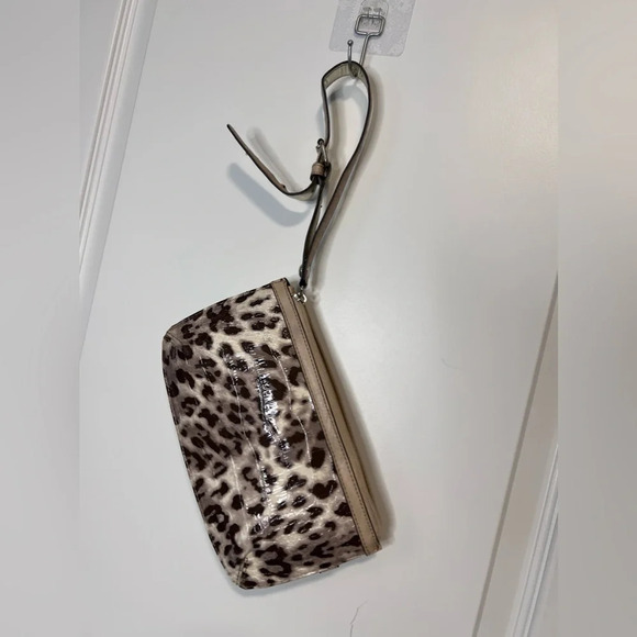 ✨Host Pick✨ Guess | Y2K Animal Print Wristlet  [214] - Picture 4 of 7